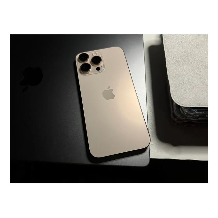 Смартфон Apple iPhone 16 Pro Пустынный титан — задняя панель из матового стекла