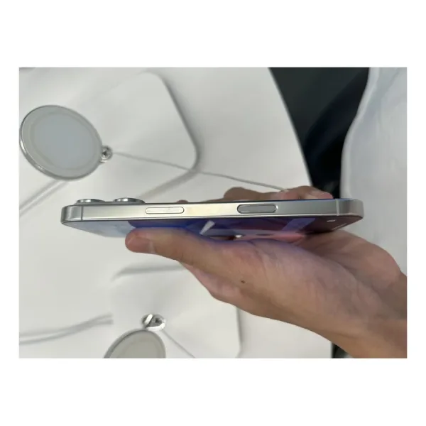 Смартфон Apple iPhone 16 Pro — титановая грань и сенсорная кнопка Camera Control